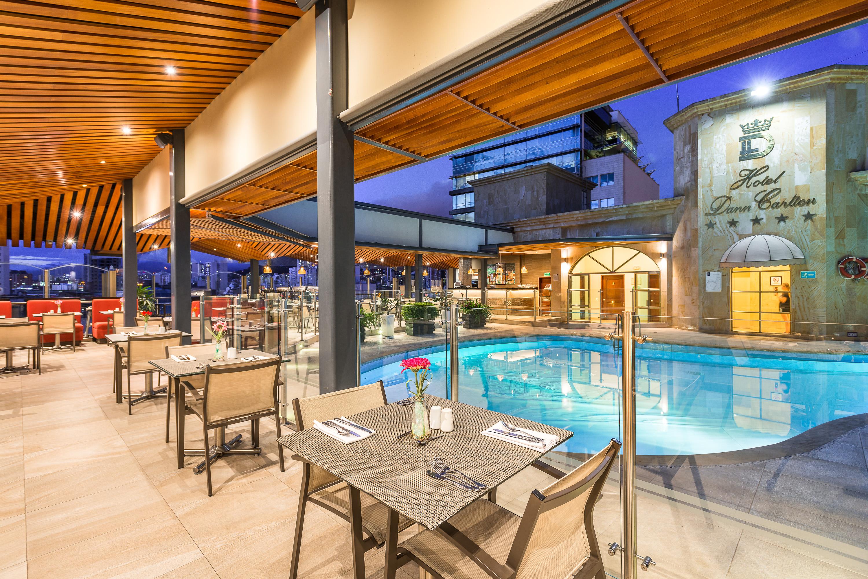 Hotel Dann Carlton Bucaramanga Bagian luar foto The pool at the hotel