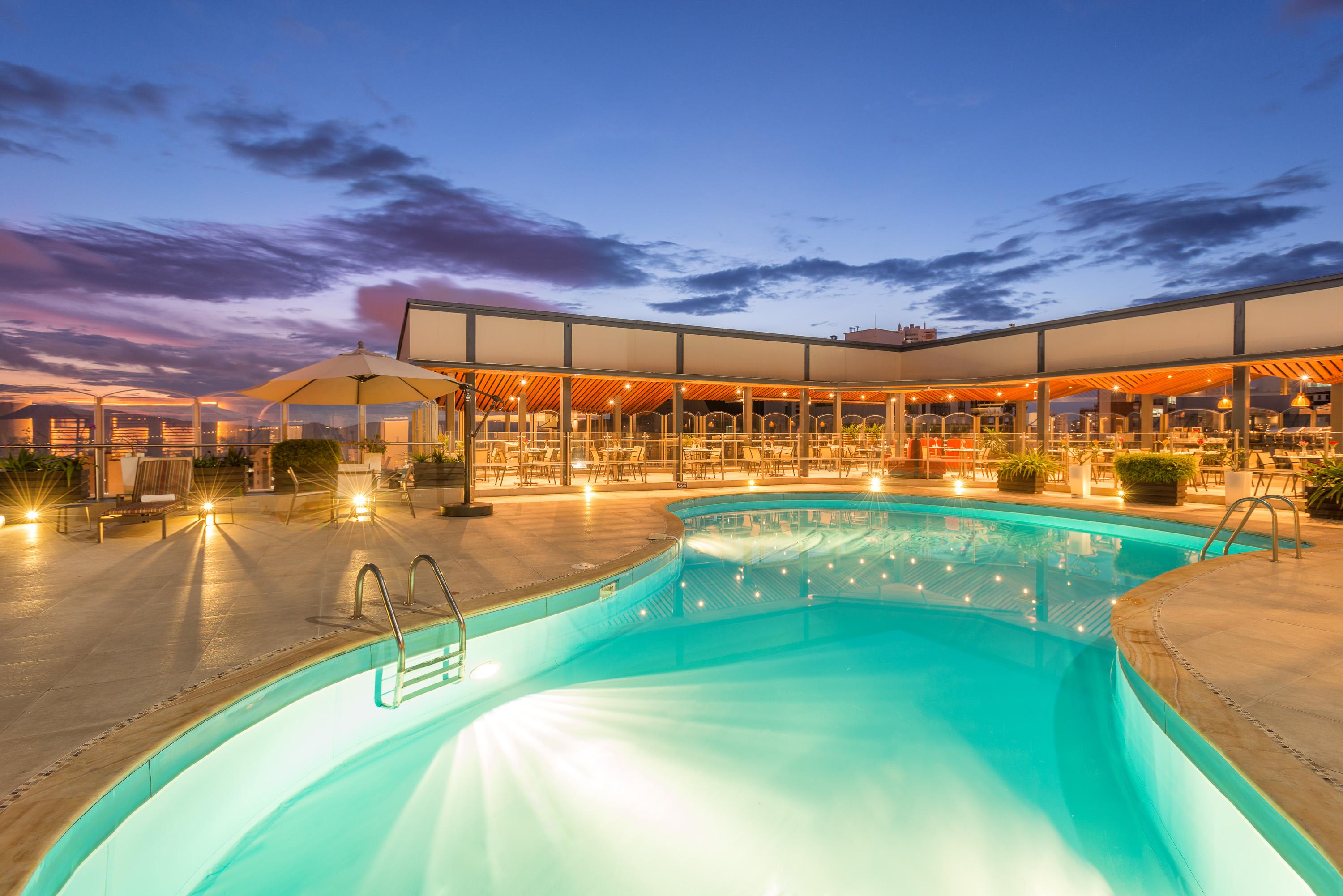 Hotel Dann Carlton Bucaramanga Bagian luar foto Rooftop pool at the hotel