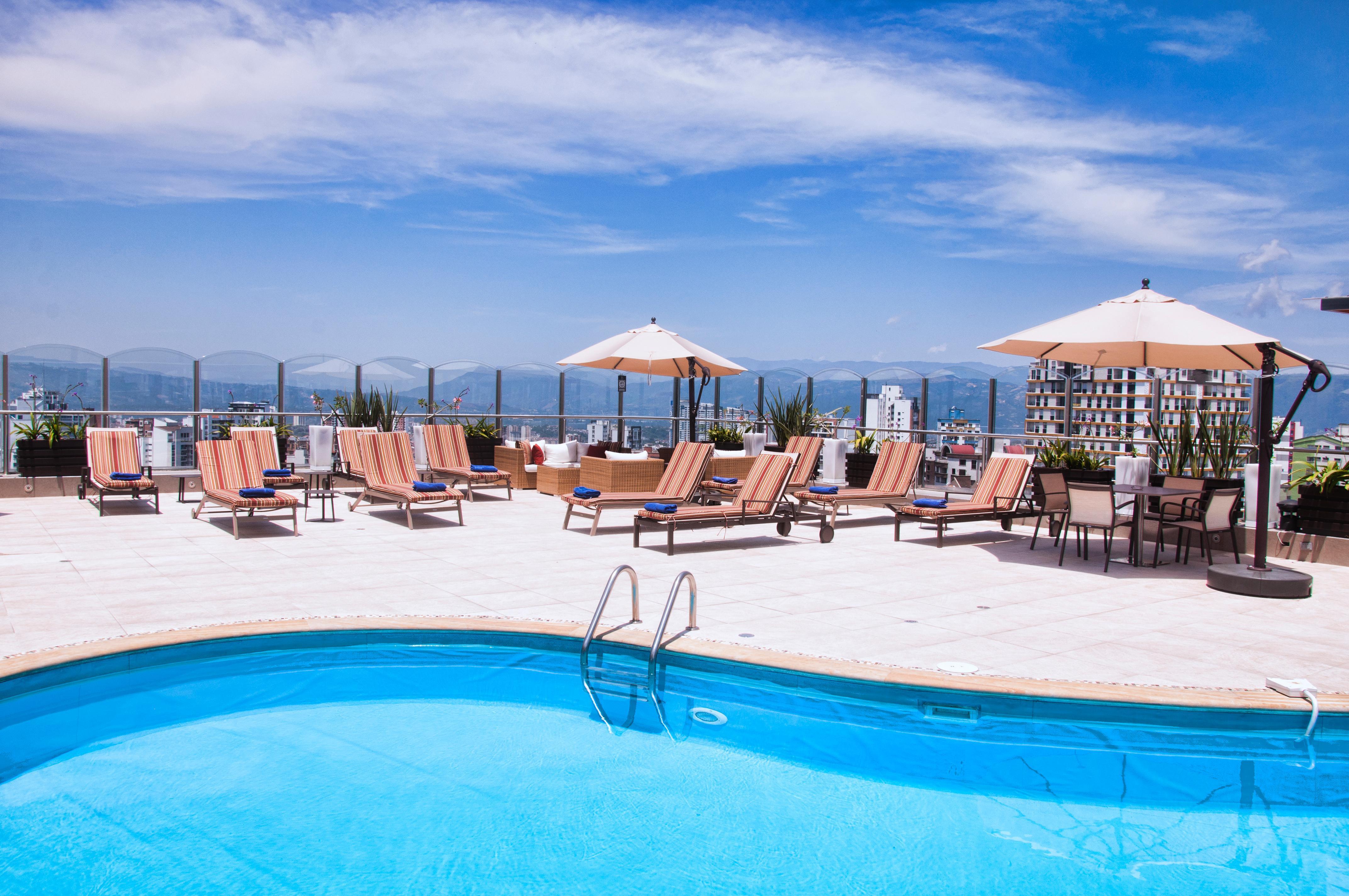 Hotel Dann Carlton Bucaramanga Bagian luar foto Rooftop pool