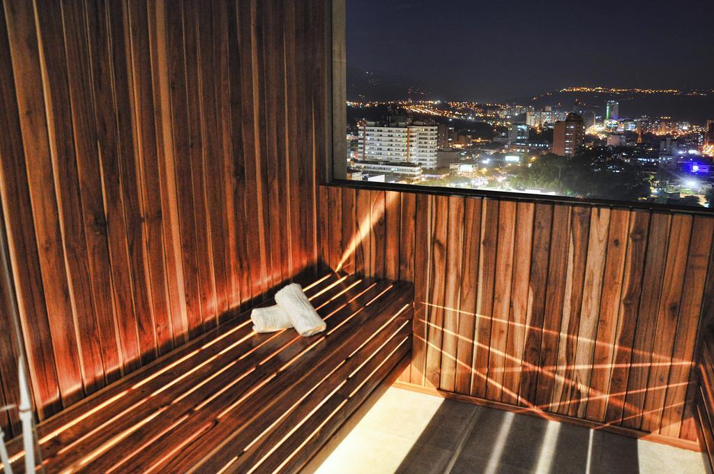 Hotel Dann Carlton Bucaramanga Bagian luar foto A balcony in a hotel
